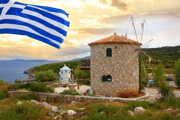 Παραδοσιακό ανεμόμυλο στην Ελλάδα με ελληνικές σημαίες — Φωτογραφία Αρχείου
