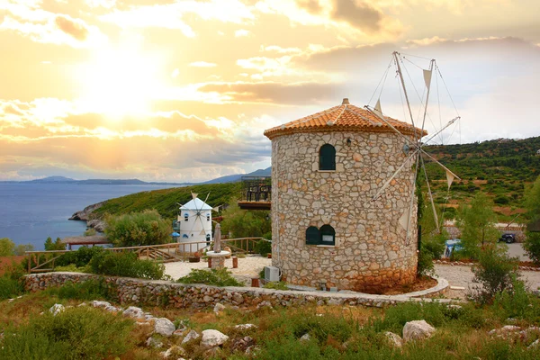 Molino de viento tradicional en Grecia — Foto de Stock