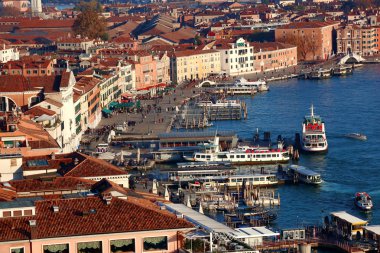 Venedik'teki ana colonnade Limanda gemiler ile