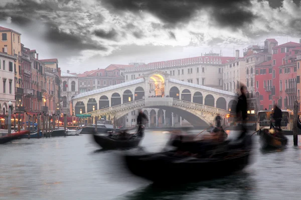 Rialto bridge with gondola in Italy — Stock Photo, Image