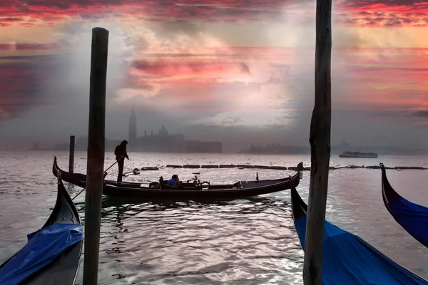 Venedik gondol büyük kanal üzerindeki ile — Stok fotoğraf
