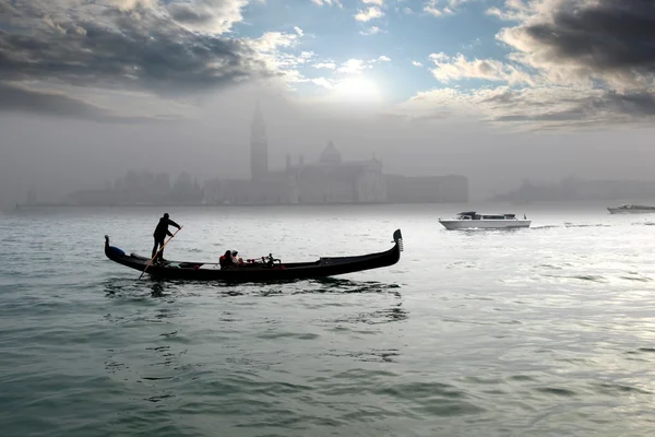 Gondels in de ochtend, Venetië, Italië — Stockfoto