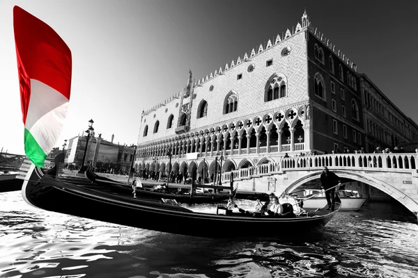 Góndola con colorida bandera de Italia, Venecia — Foto de Stock