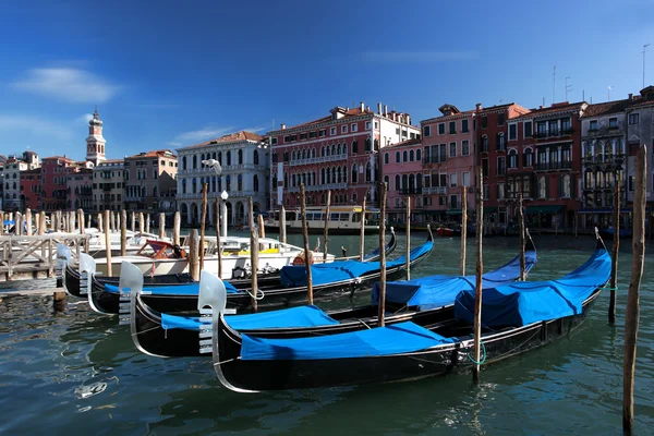 Benátky s gondolami v Itálii — Stock fotografie