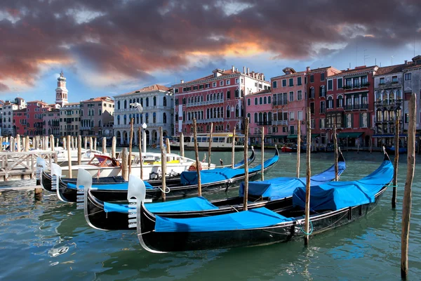 Benátky s gondolami v Itálii — Stock fotografie