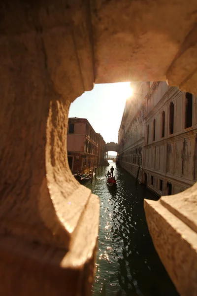 Veneza com Gondolier no Canal — Fotografia de Stock