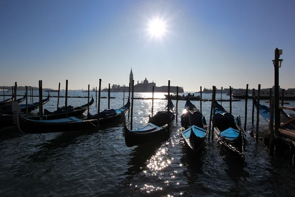 Benátky v ranní mlze s gondolami v Itálii — Stock fotografie