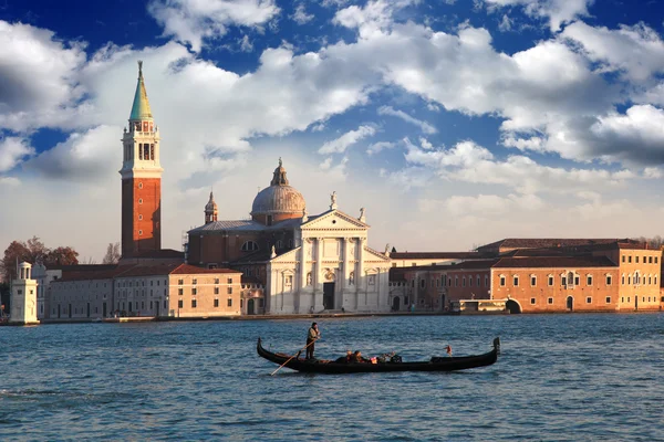 Венеция с гондольером, церковь Сан Джорджо Маджоре в Италии — стоковое фото