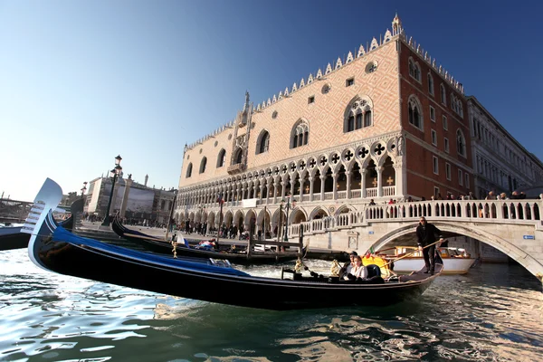 Benátky s doge palác na náměstí piazza san marco v Itálii — Stock fotografie