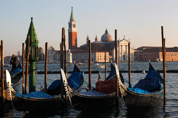Gondels in de avond, Venetië, Italië — Stockfoto