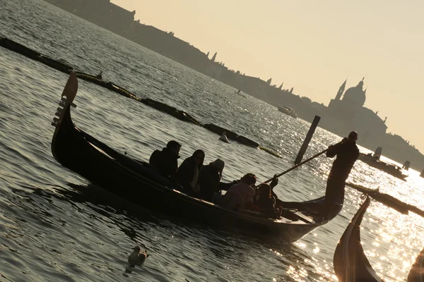 Venezia, Gondola contro l'alba colorata, Italia — Foto Stock