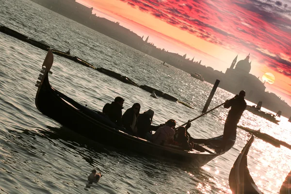 Venise, Gondole contre le lever du soleil coloré, Italie — Photo