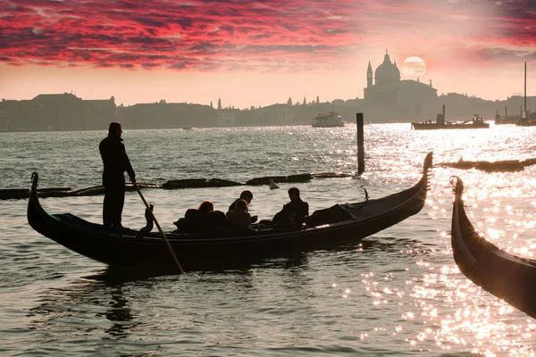 Veneza, Gôndola contra o nascer do sol colorido, Itália — Fotografia de Stock
