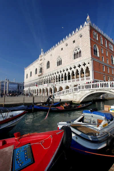 Venedik ile doge Sarayı üzerindeki piazza san marco İtalya — Stok fotoğraf