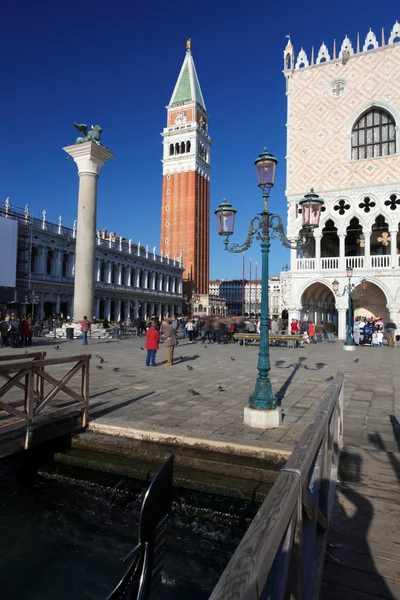 Benátky, piazza san marco s campanile v Itálii — Stock fotografie