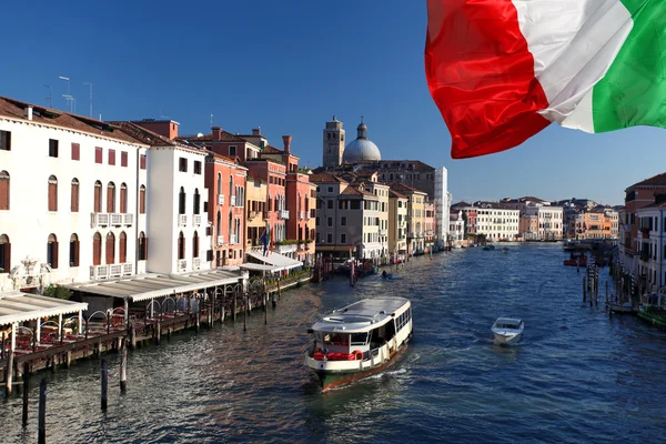 Benátky canal Grande a italskou vlajkou — Stock fotografie