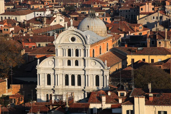 Benátky s kostelem v Itálii — Stock fotografie