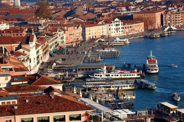 Venedik'teki ana colonnade Limanda gemiler ile — Stok fotoğraf