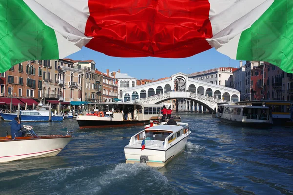 Veneza com Grande Canal e Ponte Rialto na Itália — Fotografia de Stock