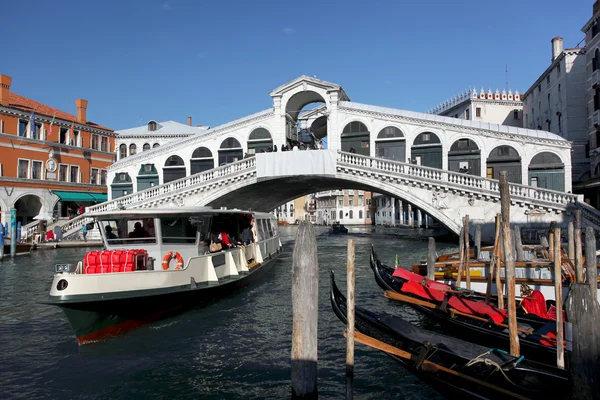 Венеция с Гранд-каналом и мостом Риальто в Италии — стоковое фото