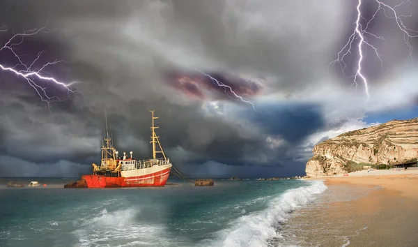 Ship in lightning storm — Stock Photo, Image