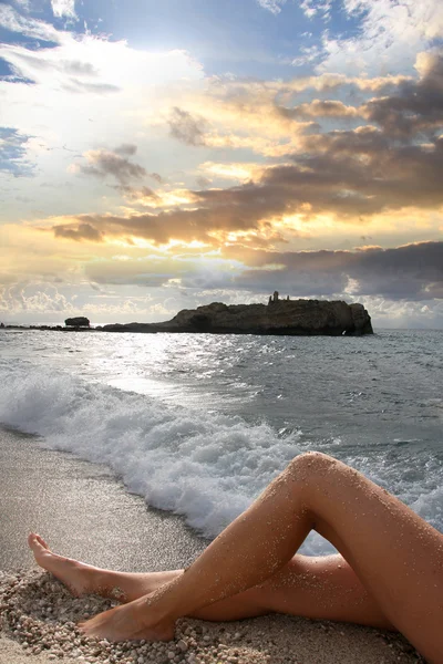 Krásná žena nohy na pláži — Stock fotografie