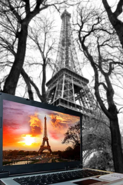 Eiffelturm und Laptop — Stockfoto