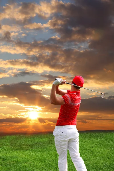 Uomo che gioca a golf — Foto Stock