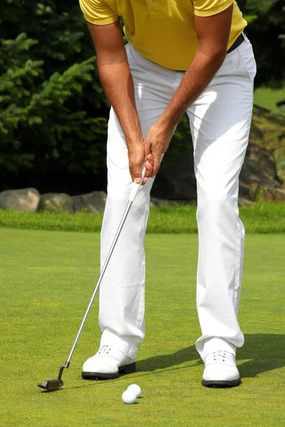 Hombre jugando al golf — Foto de Stock
