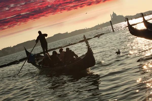 Гондолы вечером, Венеция, Италия — стоковое фото