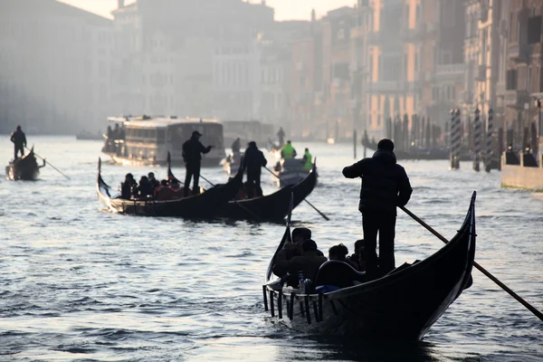 Gondoles dans la soirée, Venise, Italie — Photo
