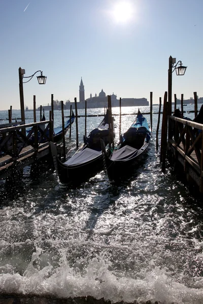 Gondoles dans la soirée, Venise, Italie — Photo