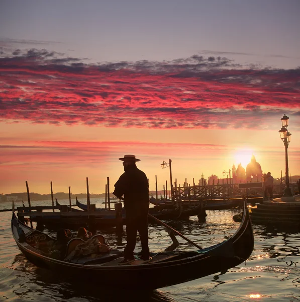Góndolas por la noche, Venecia, Italia — Foto de Stock