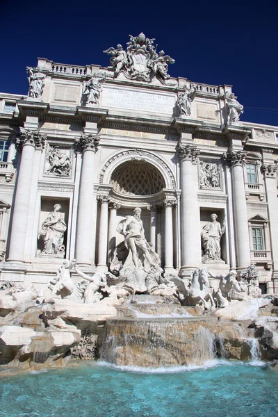 Roma con Fontana di Trevi en Italia — Foto de Stock