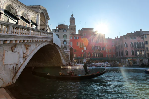 Venice, Rialto bridge with gondola in Italy — Stock Photo, Image