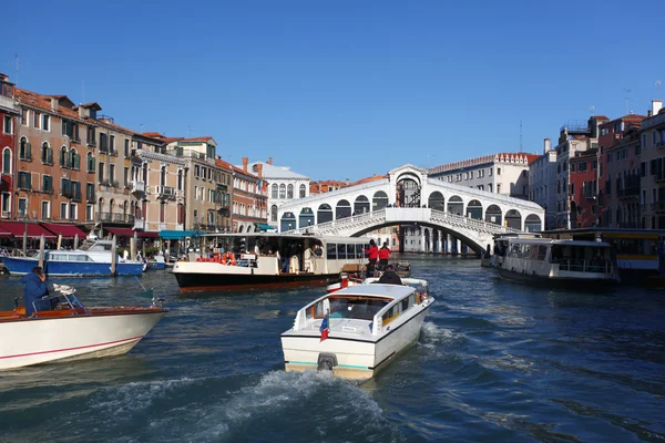 Benátky, most Rialto s gondolou v Itálii — Stock fotografie