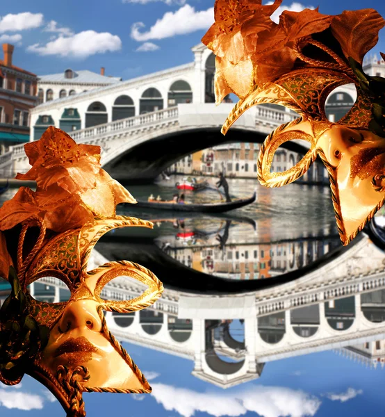 Veneza, ponte Rialto com gôndola na Itália — Fotografia de Stock