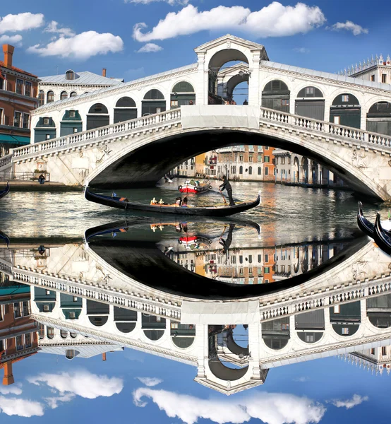 Венице, мост Риальто с гондолой в Италии — стоковое фото