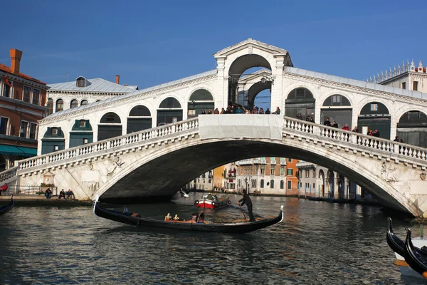 Venice, Rialto bridge with gondola in Italy — Stock Photo, Image