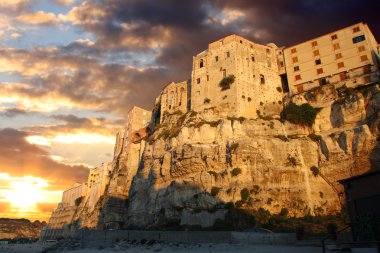 İtalya, calabria, eski kasaba tropea kaya