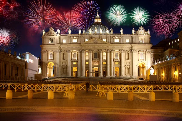 Basilica di san pietro, Vatikán, ohňostroj, nový rok, Řím, Itálie — Stock fotografie