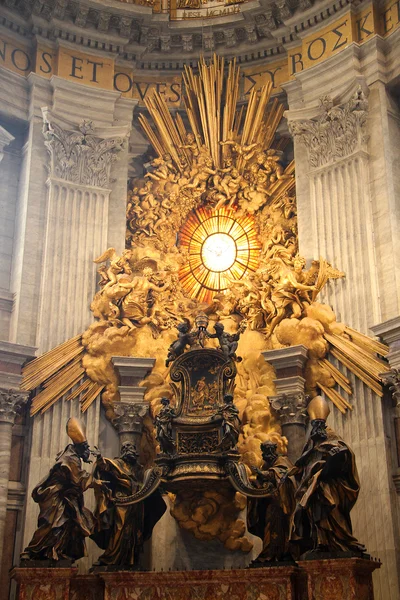 Altaar in de basiliek van st. peter, Vaticaan, roma, Italië — Stockfoto
