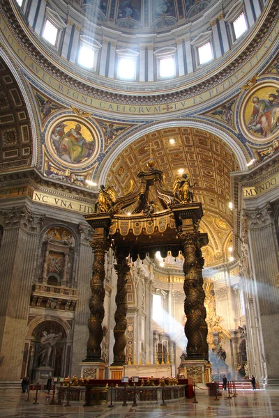 St. peters baziliky, st. peters náměstí, Vatikánský městský stát. vnitřní interiér — Stock fotografie
