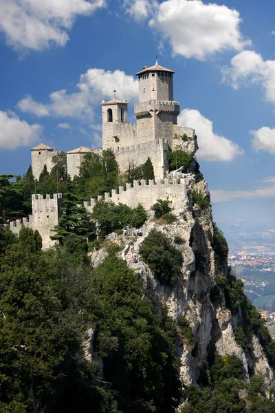 Замок в Сан-Марино, Италия — стоковое фото
