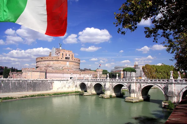 Hrad svatého angelo s mostem v Římě — Stock fotografie
