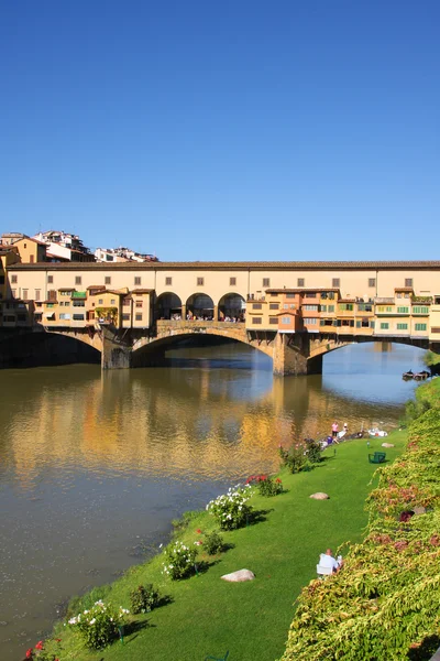 Ponte Vecchio, Florencia con reflejos en el río Arno — Foto de Stock