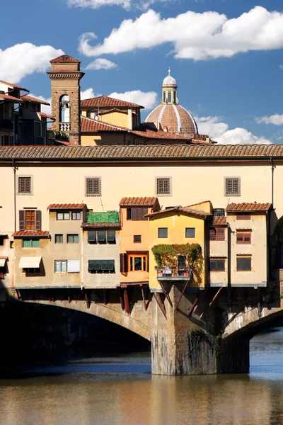 Florencia, Ponte Vecchio puente en Italia — Foto de Stock