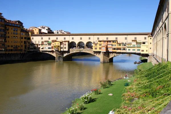Ponte Vecchio, Florencia con reflejos en el río Arno — Foto de Stock