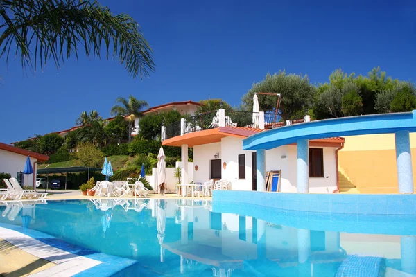 Lyxig villa med pool ovanför havet — Stockfoto