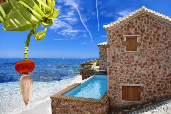 Villa de luxe avec piscine au-dessus de la mer — Photo